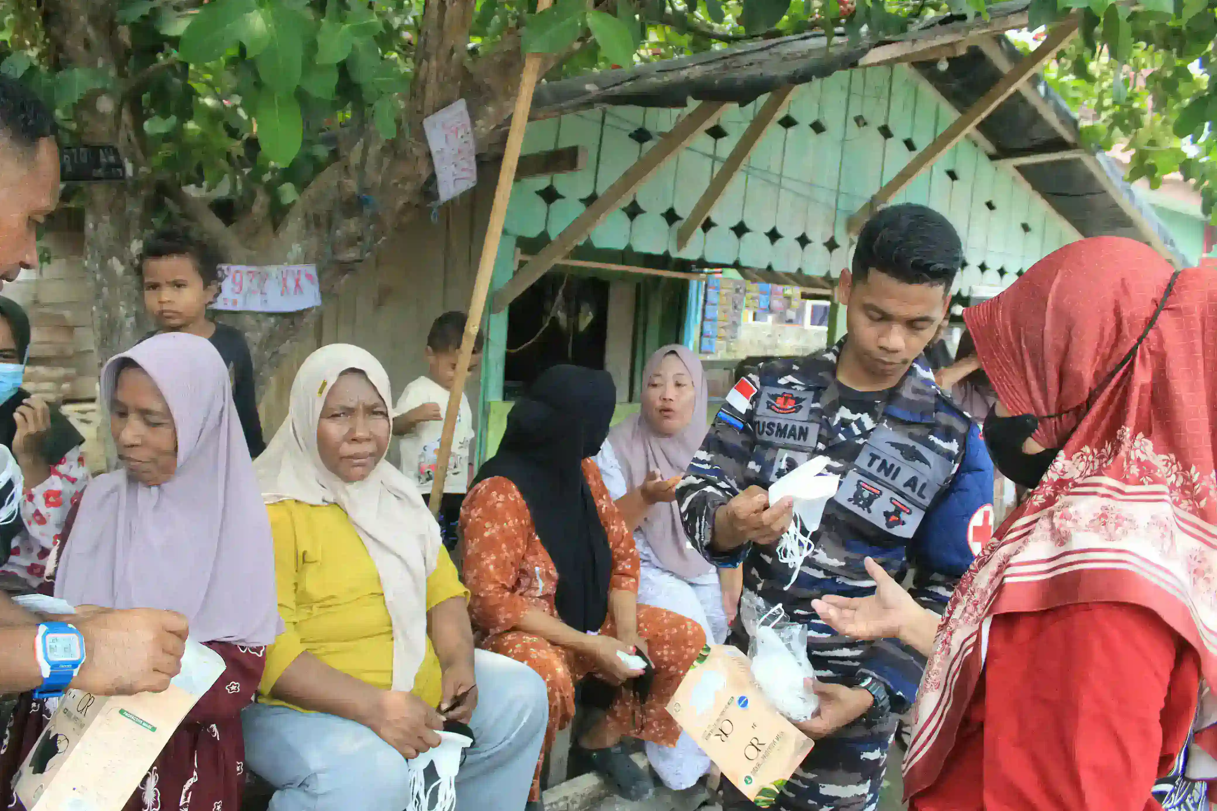 Kodaeral IX Salurkan Masker untuk Warga Saleman Terdampak Asap Kebakaran