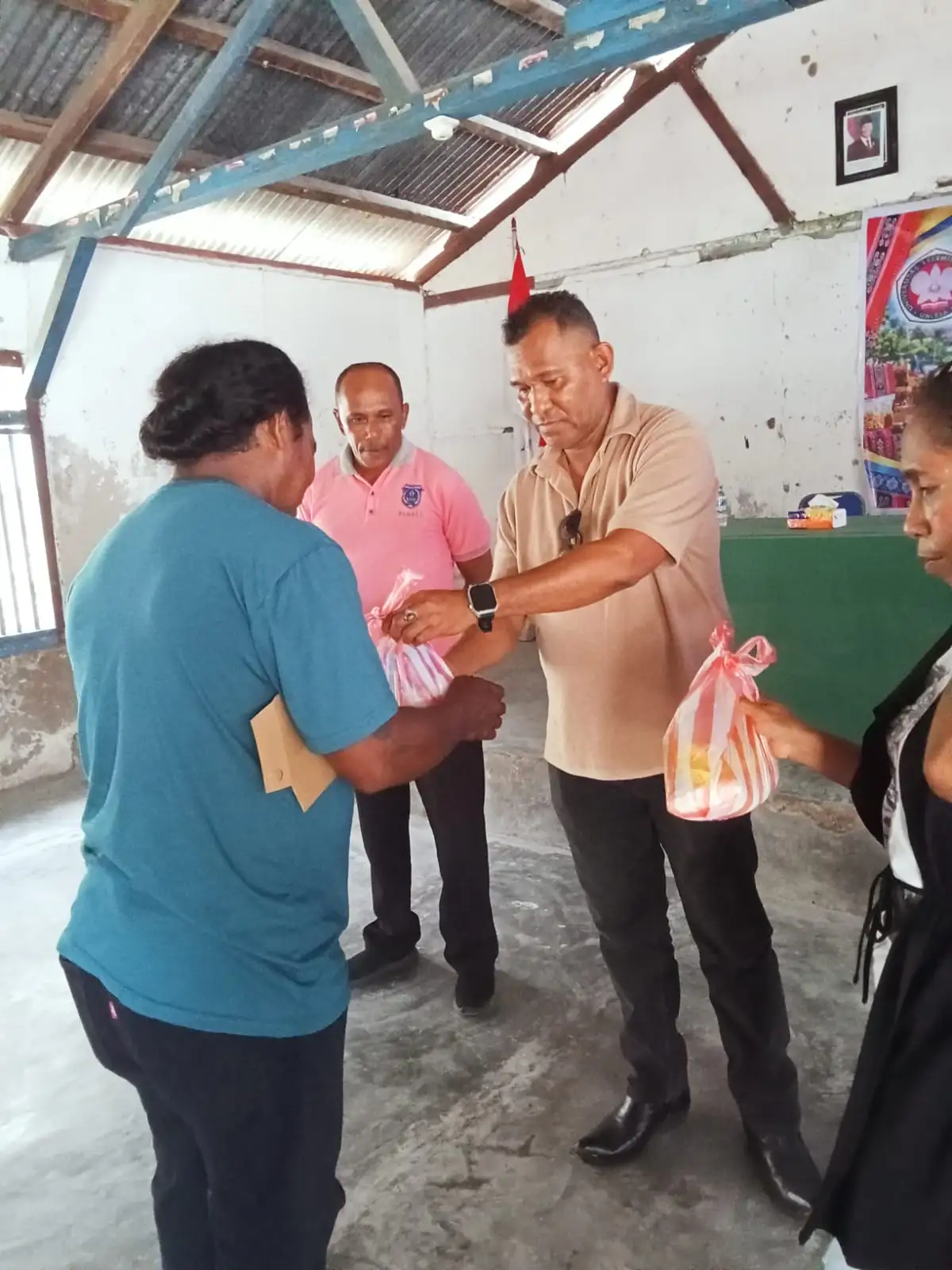 HUT ke-24 Fakultas Ekonomi UNLESA, Yayasan Rumpun Lelemuku dan Rektor Berbagi Kasih dengan Masyarakat Desa Bomaki