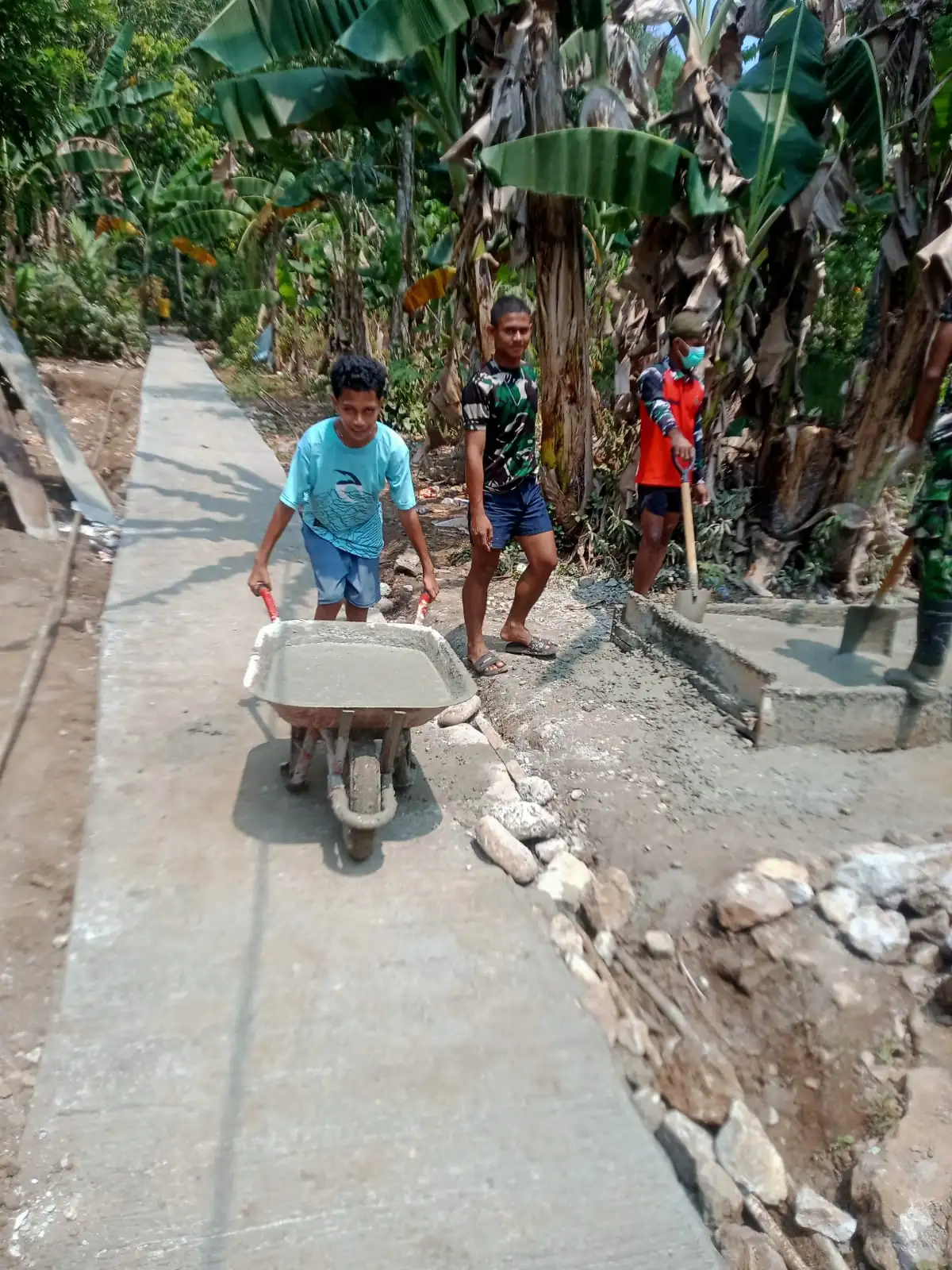 Warga Antusias, Bantu Satgas TMMD Ke -130 Kodim 1504/Ambon