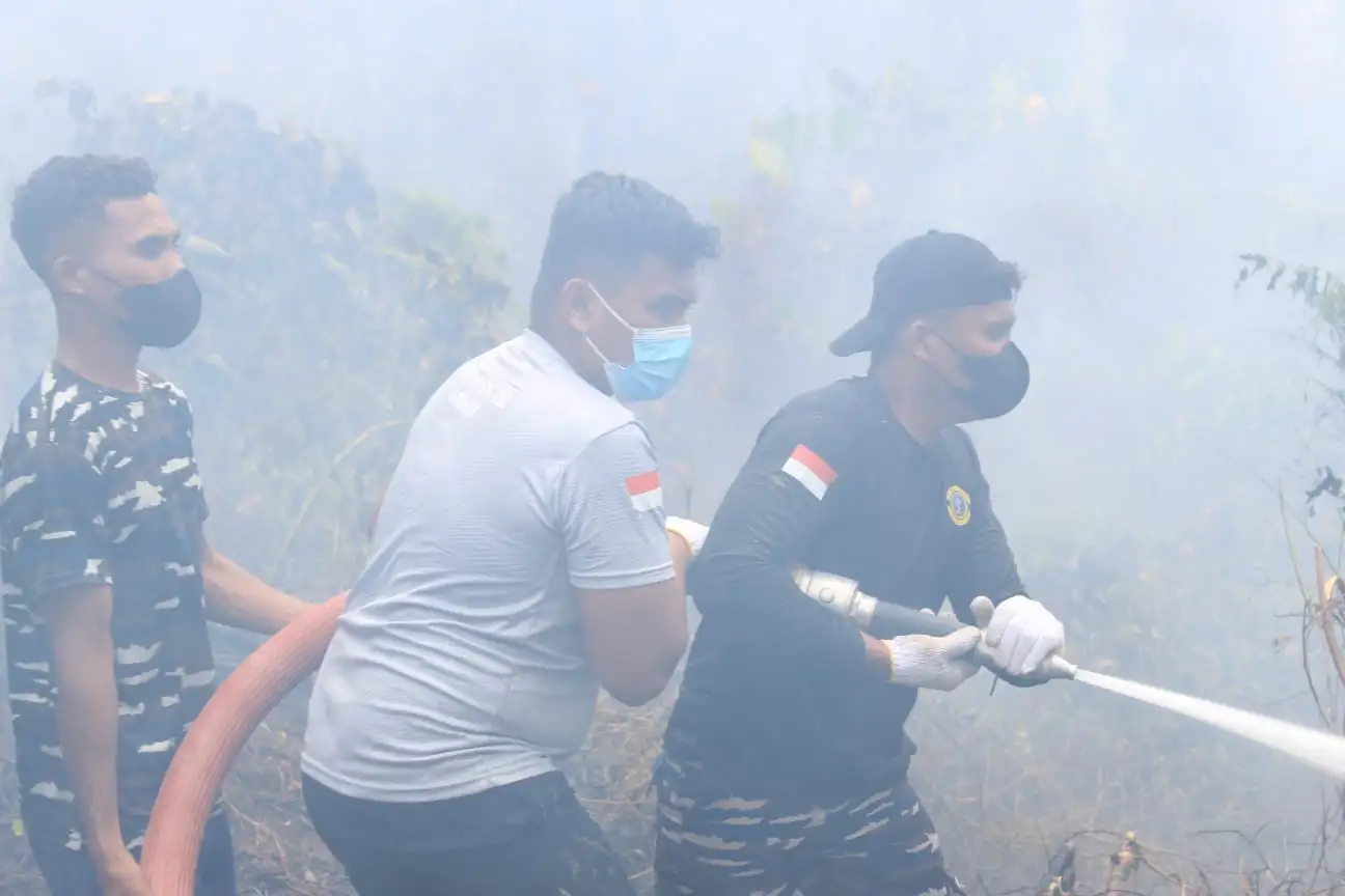 Hari Keempat Penanganan Karhutla di Saleman, Satgas Kodaeral IX Terus Berjuang Padamkan Api