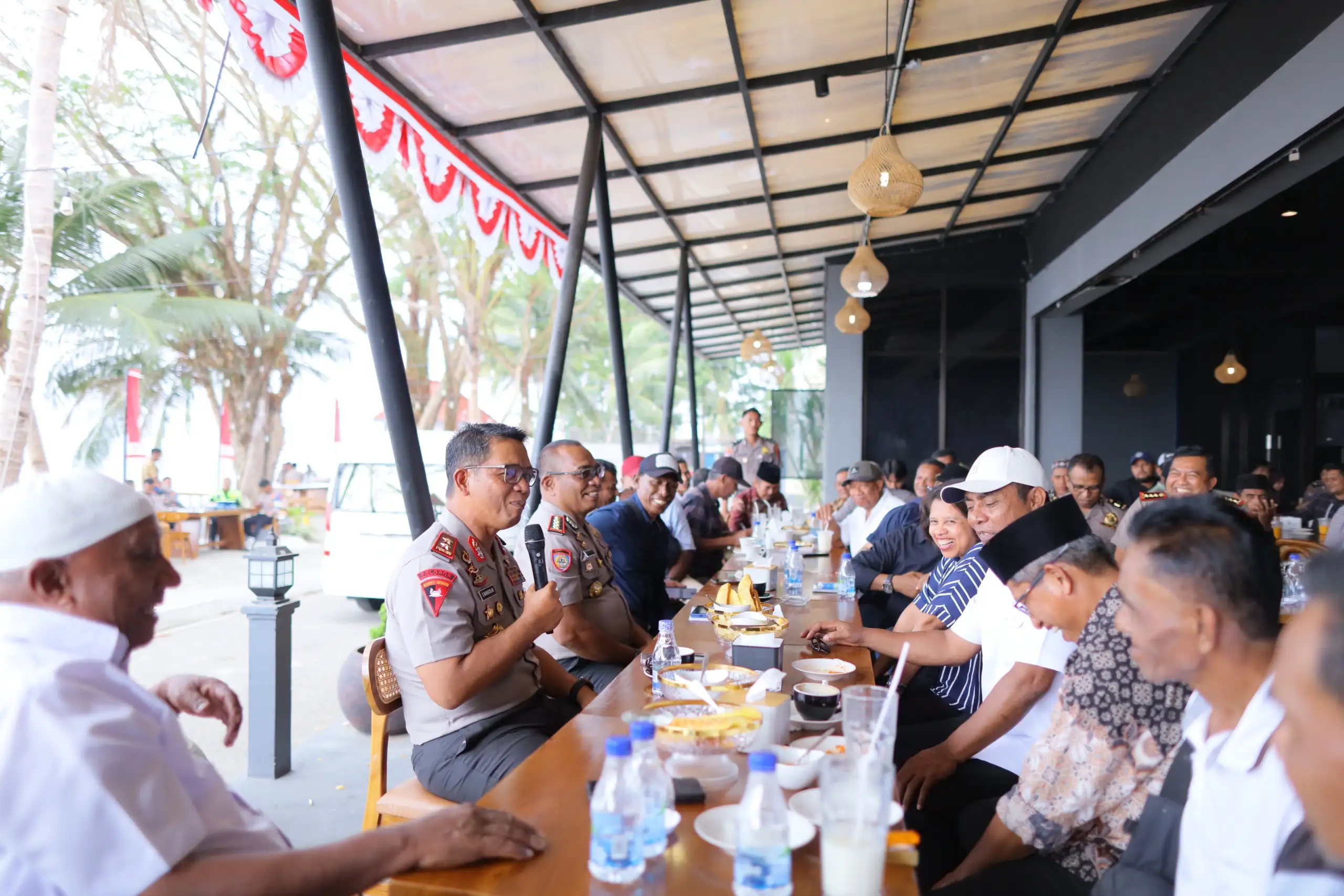 PROGRAM 100 HARI KERJA KAPOLRI, KAPOLDA MALUKU KUMPUL BERSAMA LATUPATTI LEIHITU: SERAP ASPIRASI, CEGAH KONFLIK, TEGUHKAN SEMANGAT POLISI BERSAMA MASYARAKAT