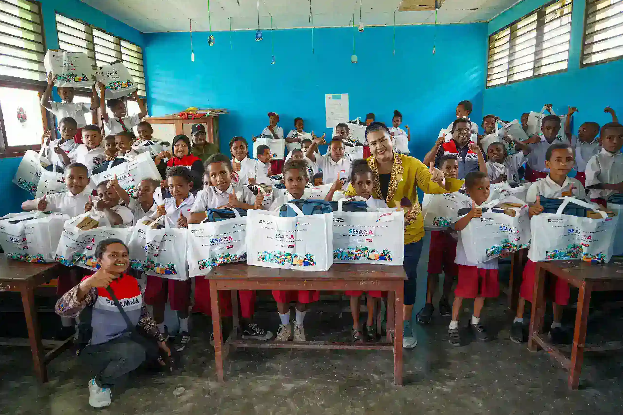 Perluas Manfaat Program SESAMA, Pertamina Kembali Salurkan Perlengkapan Sekolah Bagi Ratusan Murid di Sentani