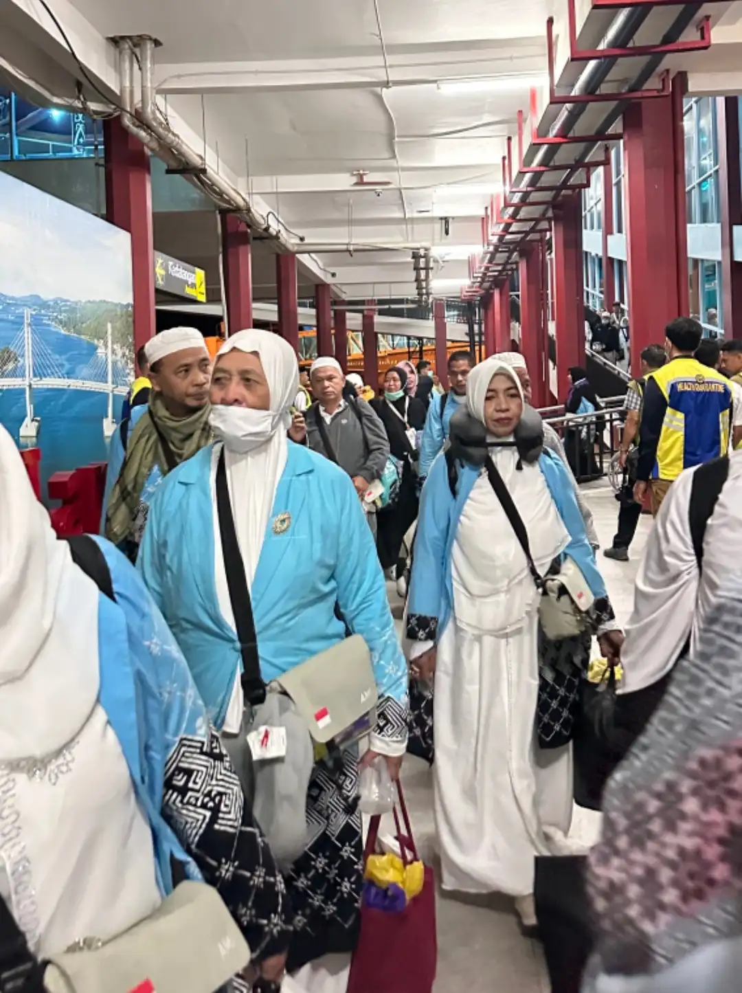 SUKSES LAYANI DEBARKASI HAJI 2026, BANDARA INTERNASIONAL PATTIMURA AMBON SAMBUT KEPULANGAN 389 JEMAAH KLOTER 24