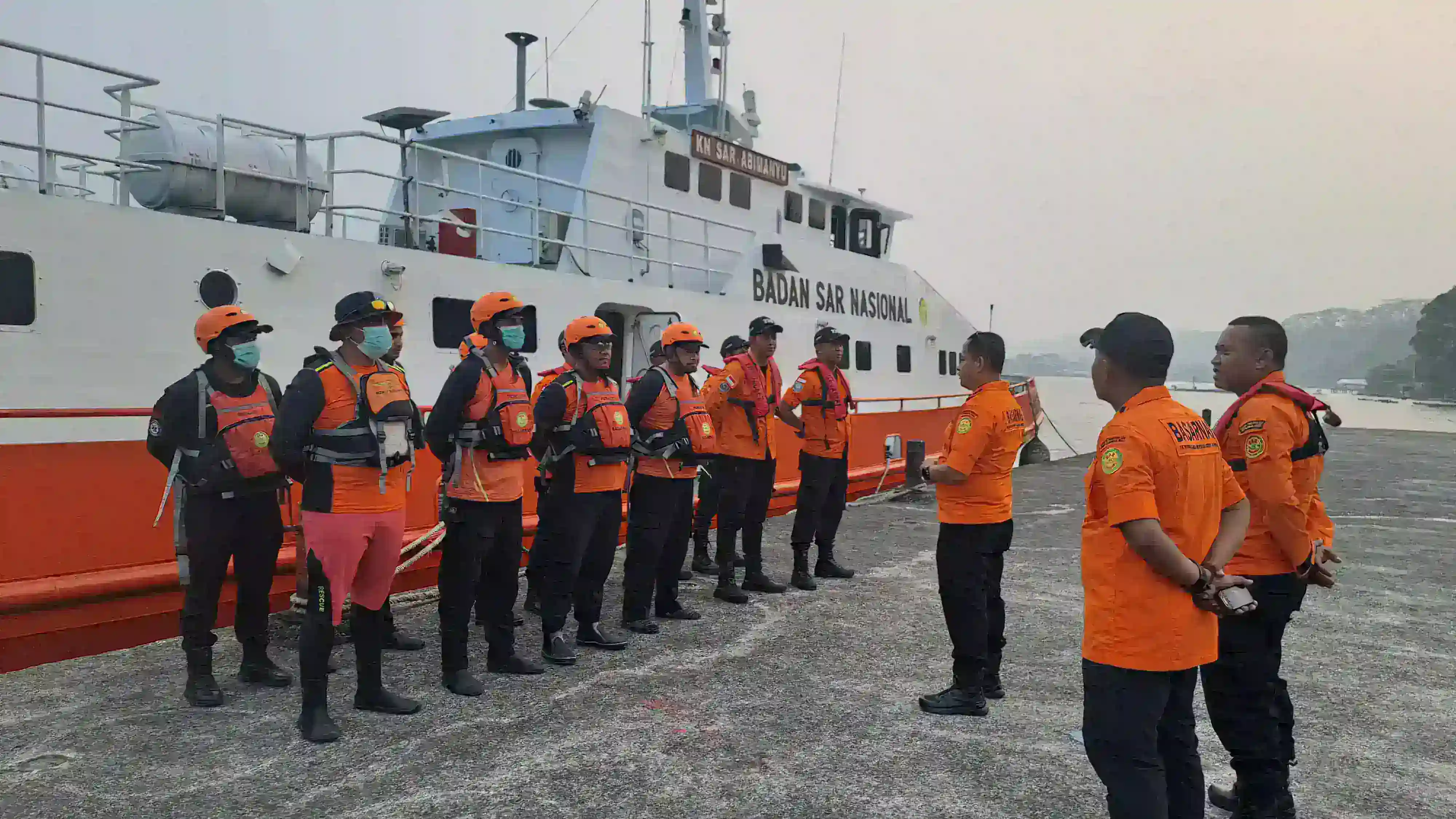 Menembus kabut, KN SAR Abimanyu berhasil Medevac seorang WNA di Perairan Barat Pulau Ambon.