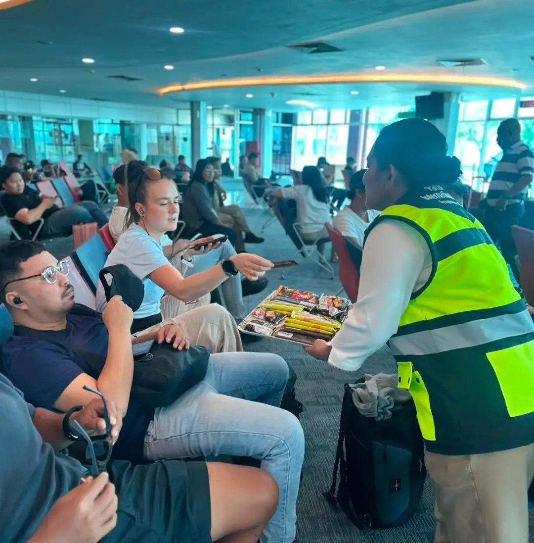 BAD WEATHER - DAMPAK KABUT ASAP KARHUTLA, SEJUMLAH PENERBANGAN DI BANDARA INTERNASIONAL PATTIMURA AMBON MENGALAMI PENUNDAAN DAN PEMBATALAN