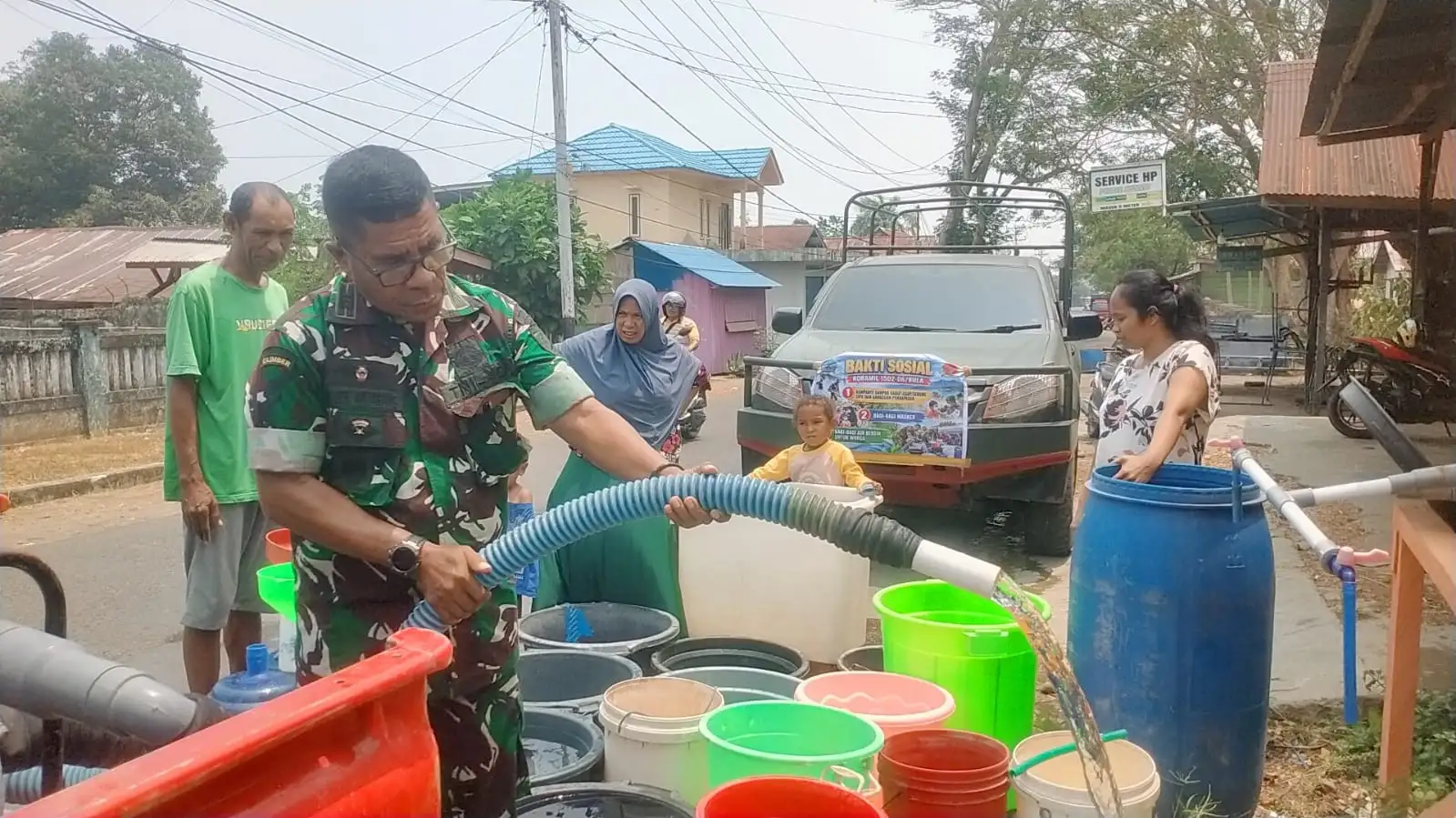 Di Tengah Kabut Asap, Koramil Bula Hadir Bawa Harapan