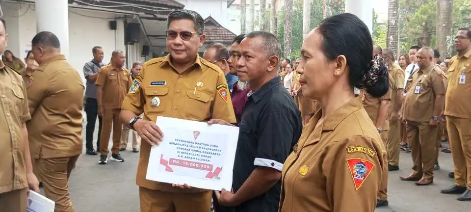 Kolaborasi Peduli: Pemkot Ambon Serahkan Bantuan Bencana & Buka Rekening Pelajar SMP 7 Ambon