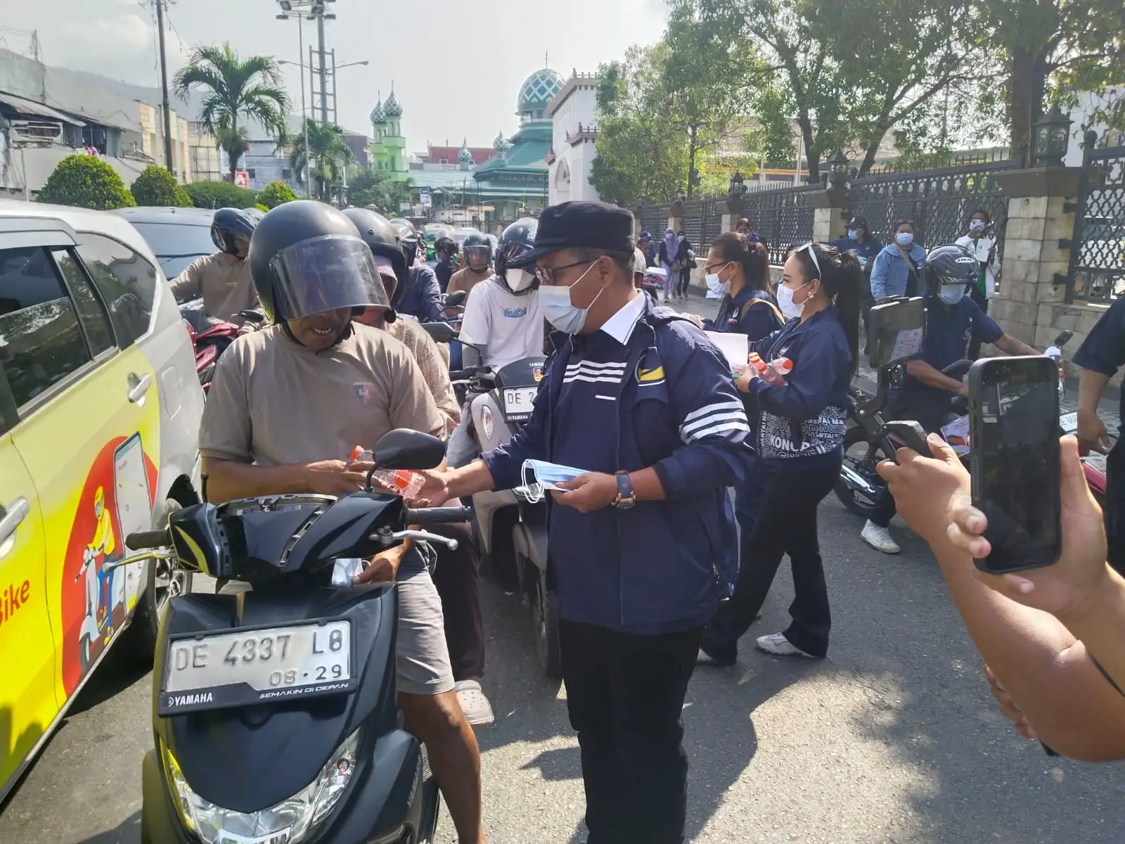 Hadir di Tengah Kabut Asap, Nasdem Kota Ambon Bagikan 1.500 Masker ke Masyarakat