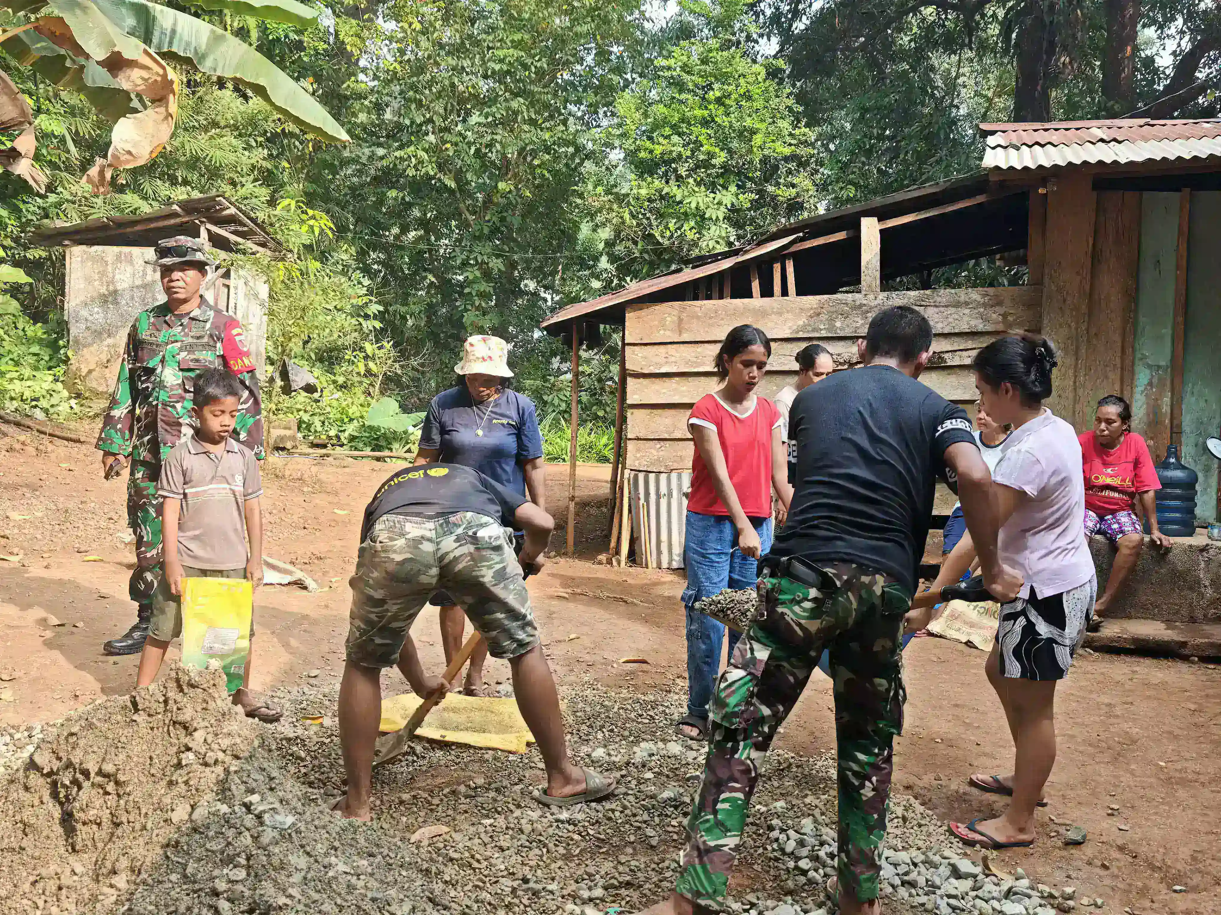 Rose Gomeas Angkat Bicara Soal Pembangunan Jalan Setapak Satgas TMMD Ke 130 Kodim 1504/Ambon
