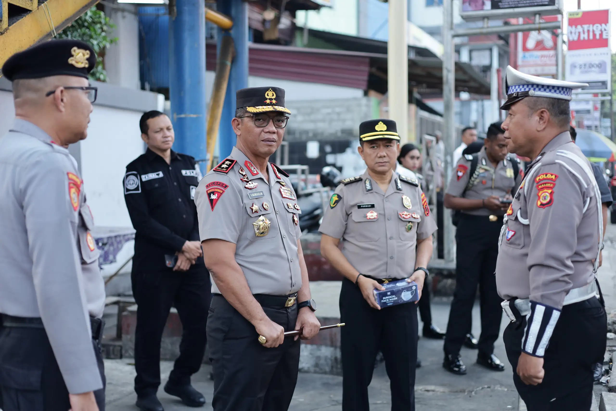 Implementasikan Program 100 Hari Kerja Kapolri, Kapolda Maluku Turun Langsung Pimpin Gatur Lalin dan Bagikan Masker di Ambon