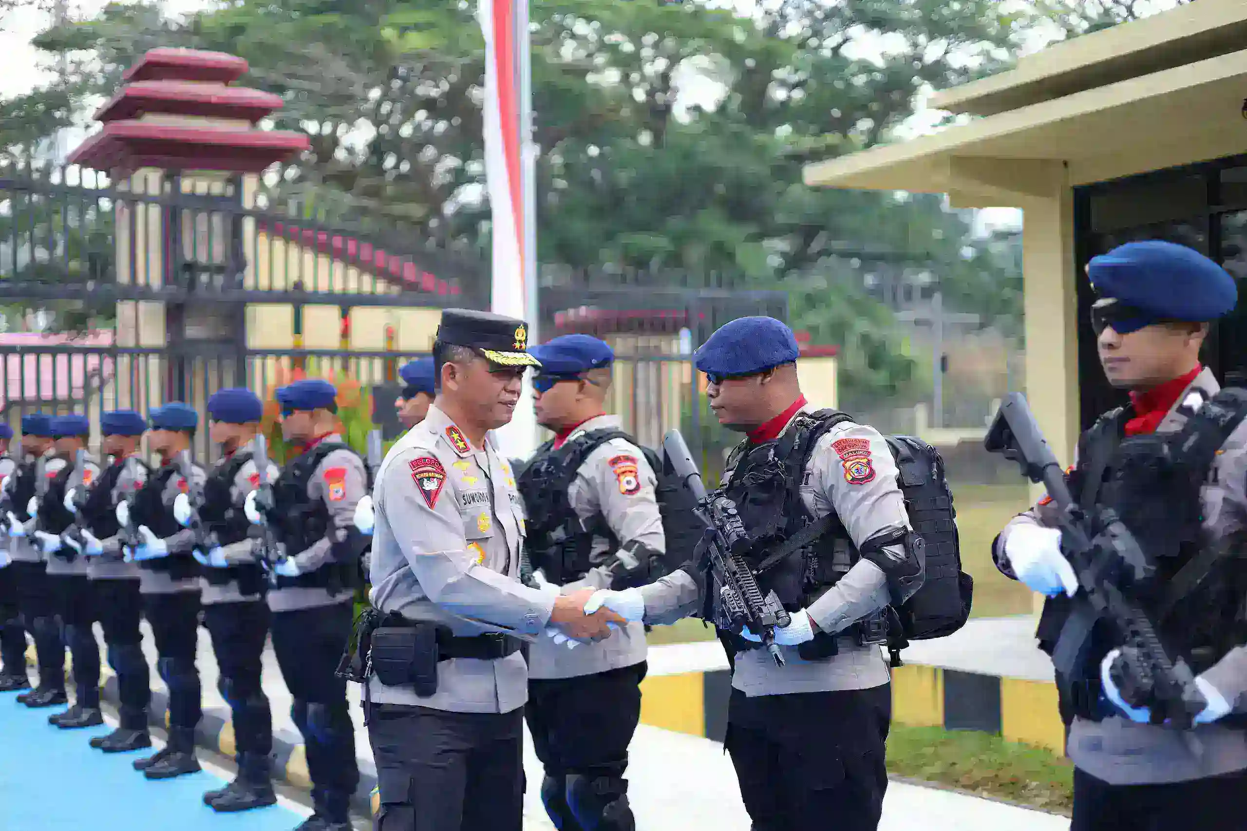 Perdana Memasuki Gerbang Mapolda Maluku, Kapolda Irjen Suwondo Disambut Jajar Hormat PJU dan Personel