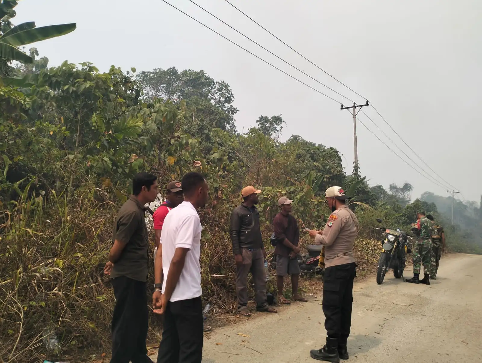 Palang Jalan Kayauni-Kokas Dibuka Lewat Dialog, Warga Sampaikan Keluhan Karhutla