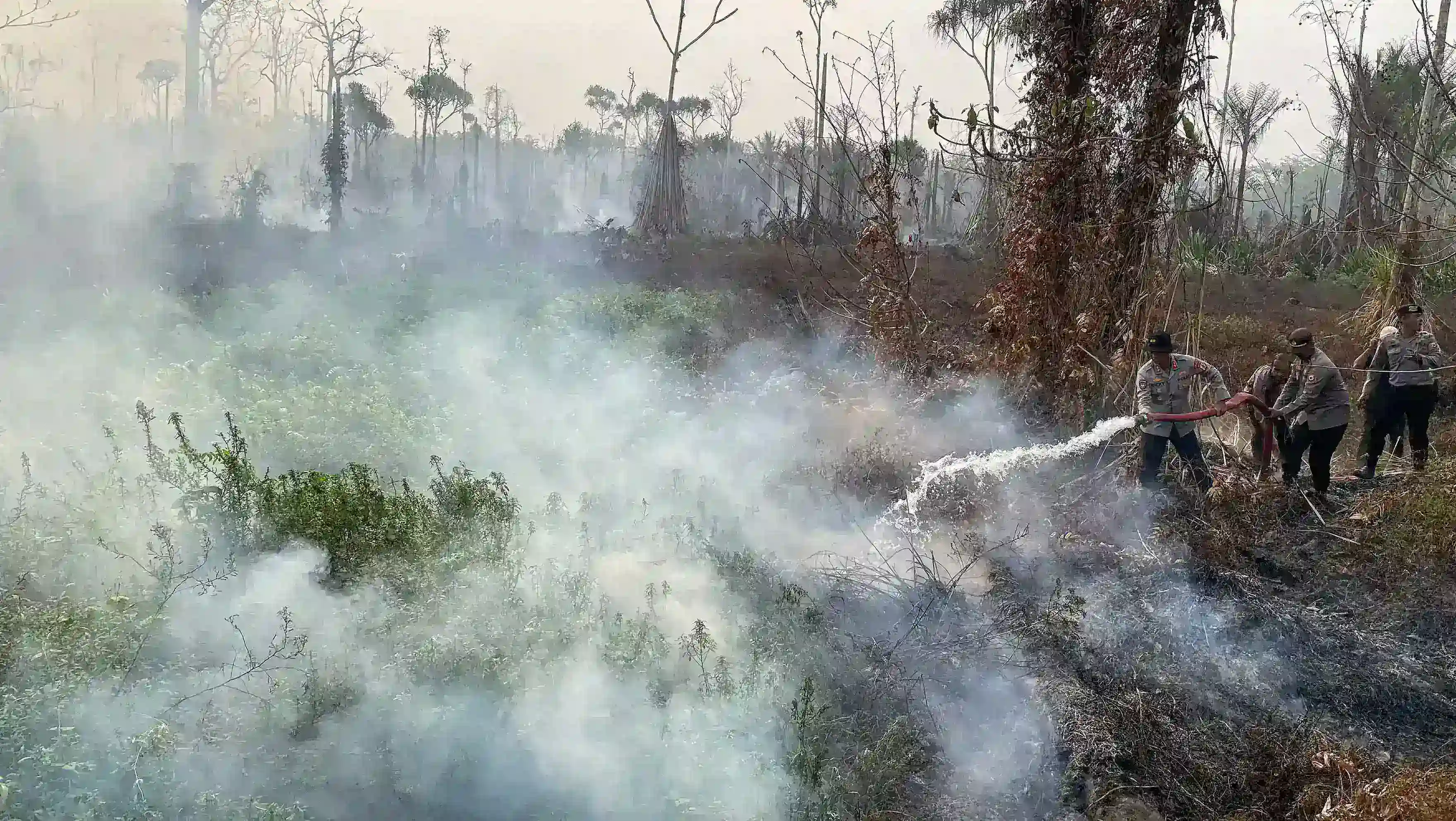 Respons Cepat Laporan Warga, Kapolres SBT Pimpin Pemadaman Kebakaran Lahan Gambut Seluas 10 Hektare