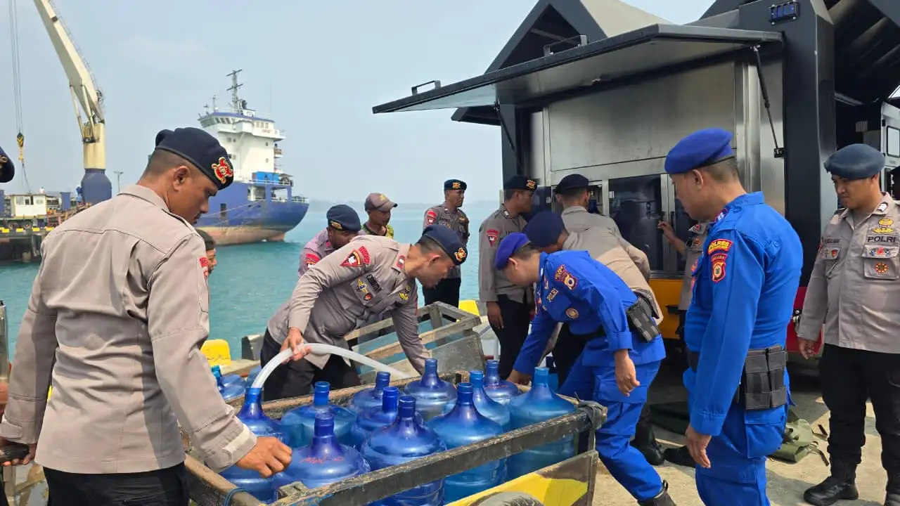 Polisi Bersama Masyarakat, Brimob Polda Maluku Olah Air Laut Jadi Air Bersih, Salurkan 5.000 Liter untuk Warga Bula