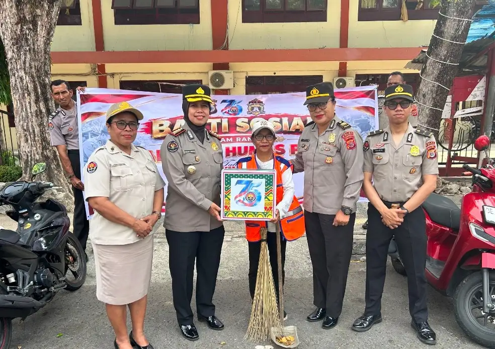 Sambut HUT Humas Polri ke-75, Polda Maluku Salurkan 100 Paket Sembako untuk Tukang Sapu Jalan di Ambon